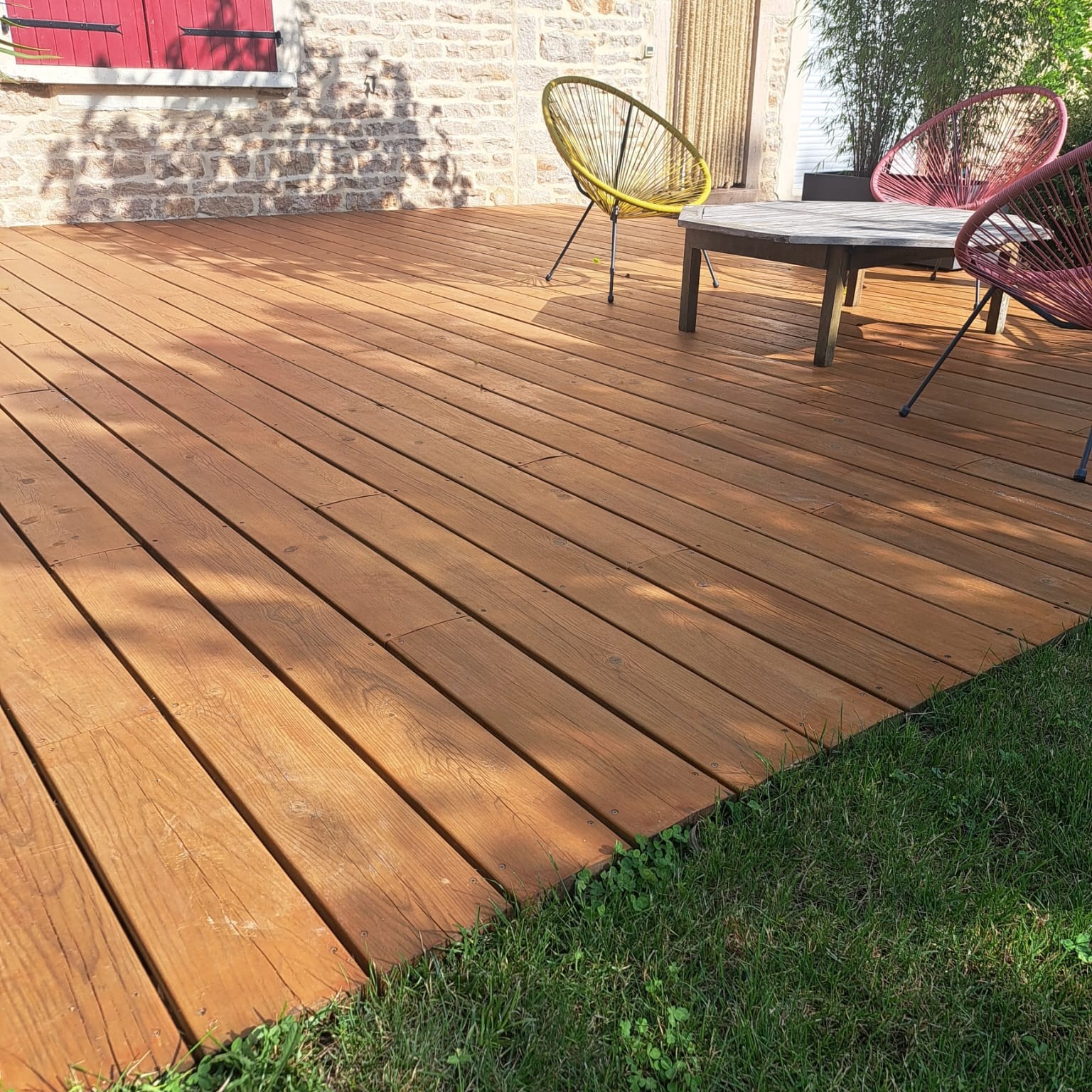 Terrasse sur mesure avec pose de terrasse en bois réalisée en lames naturelles pour un extérieur chaleureux