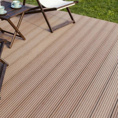 Terrasse sur mesure en lames avec terrasse en composite pour un aménagement extérieur moderne et pratique